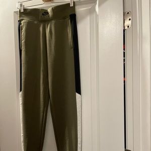 Fitted Nike sweatpants